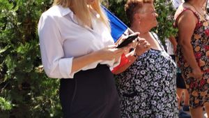 Iubita lui Liviu Dragnea este însărcinată? Irina Tănase a apărut cu o burtică suspectă la penitenciar, în așteptarea fostului șef PSD