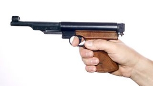 Trei tinere din Chisinau au fost impuscate in plina strada cu o arma pneumatica