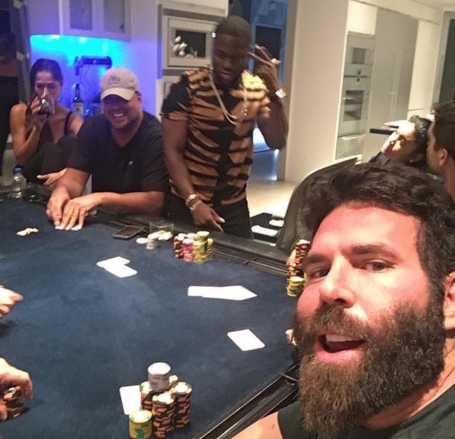 Dan Bilzerian mai e supranumit şi „Regele Instagramului“