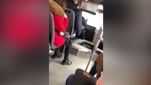 Șoferul unui autobuz din Craiova, filmat în timp ce făcea asta. Călătorii au crezut că nu văd bine