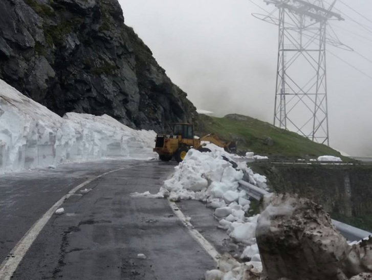 Zăpadă „cât casa” pe Transfăgărășan! Drumul este închis