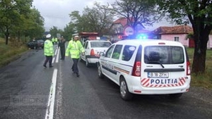 Un barbat a murit si fiul sau a fost ranit dupa ce masina in care erau a intrat intr-un TIR