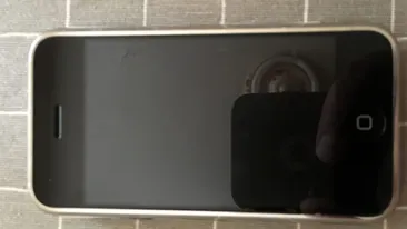 Ai acest telefon vechi acasă? Valorează cât 5 apartamente în București