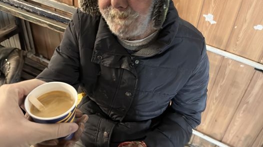 Ți se rupe sufletul! Strigătul surd al unui vârstnic, care a muncit toată viața și acum zace lihnit într-o gară: ,,Aveți ceva de muncă? Mi-e foame"