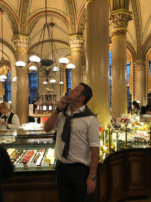 Daniel Buzdugan, martor la o cafenea din Viena! Jurnalistul a povestit totul pe Internet: “A intrat un tip zdrențăros…“
