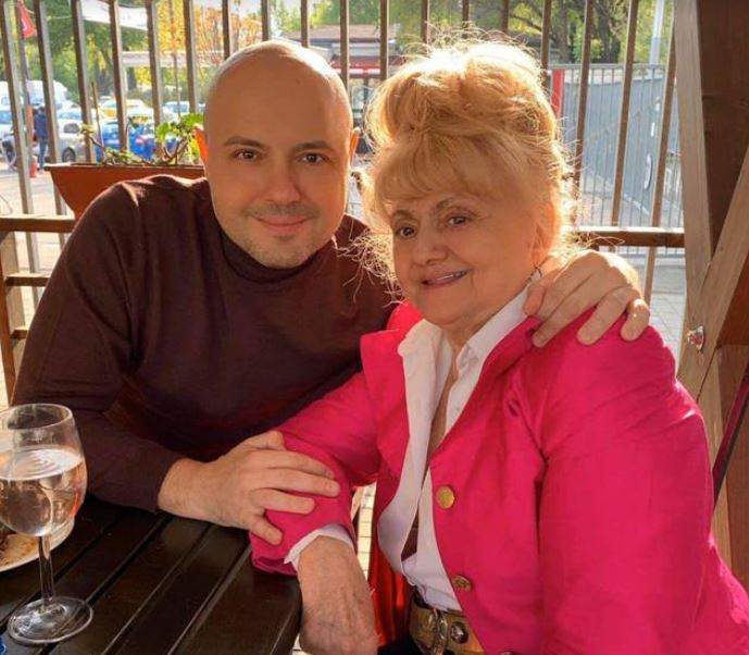 Mihai Mitoșeru și mama lui. Sursă foto: social media
