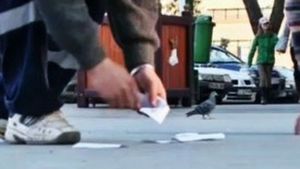 Ce a făcut un pensionar din Arad după ce a găsit un plic cu bani pe stradă! Gestul i-a lăsat fară cuvinte pe poliţişti