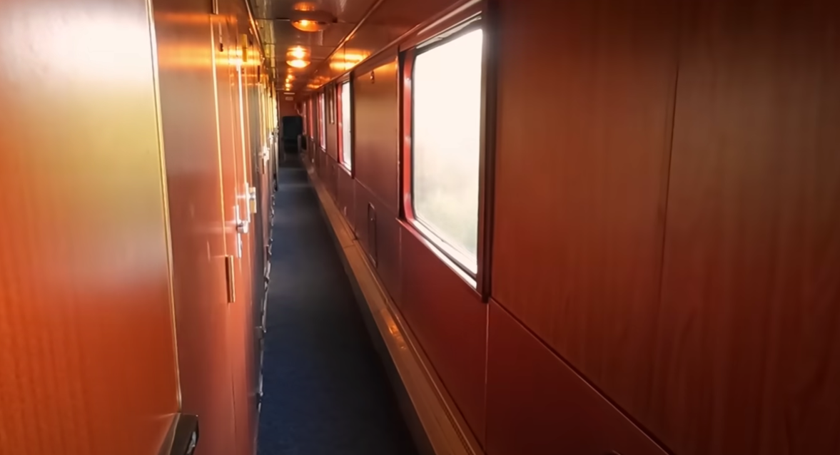 Un englez a călătorit prin România cu un tren vechi de 60 de ani/ Sursa foto: Captură Youtube