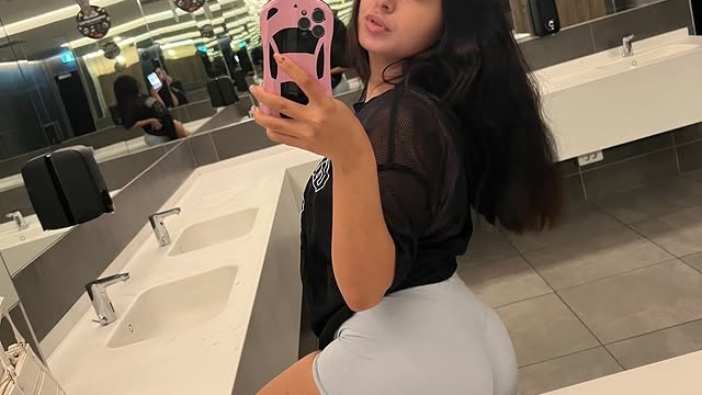 O ploieșteancă a fost dată afară de la McDonalds, apoi șeful ei s-a abonat la ea pe OnlyFans! Cât dă bărbatul lunar, ca să o admire