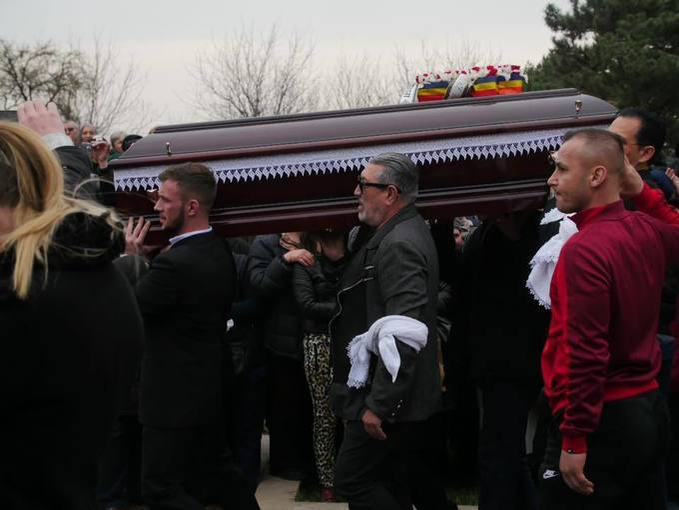 Sicriul este dus la cimitirul Străuleşti 2.