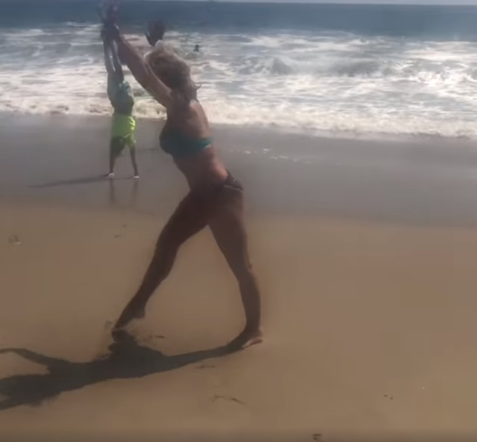La 57 de ani, Nadia Comăneci arată senzațional în costum de baie! Gestul făcut pe plajă a devenit viral