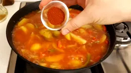 Condimentul pe care să nu-l pui în tocănița de cartofi, niciodată. Îi strică gustul și poți să o arunci la gunoi