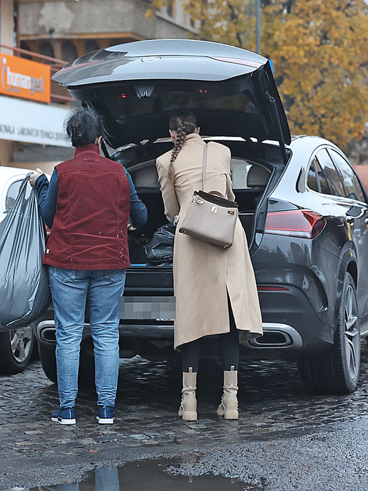 Bianca Drăgușanu este ajutată să descarce marfa din portbagaj (Foto: CANCAN.RO)