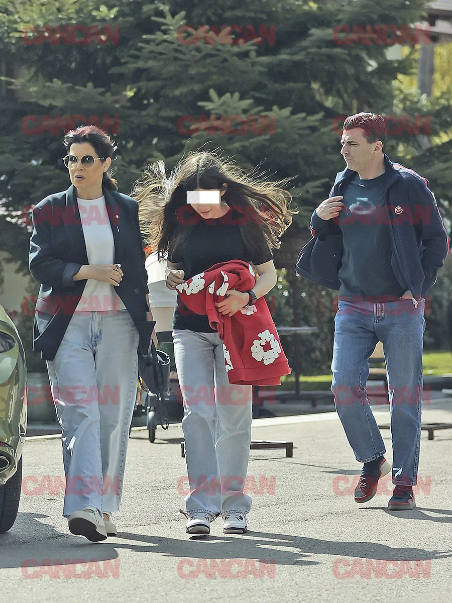 Simona Pătruleasa, cu familia, la restaurant.