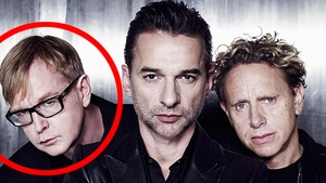 Demonstratie de modestie! Andy de la Depeche Mode a iesit in strada, in fata hotelului sa fumeze, dupa ce a ras o bere la bar!