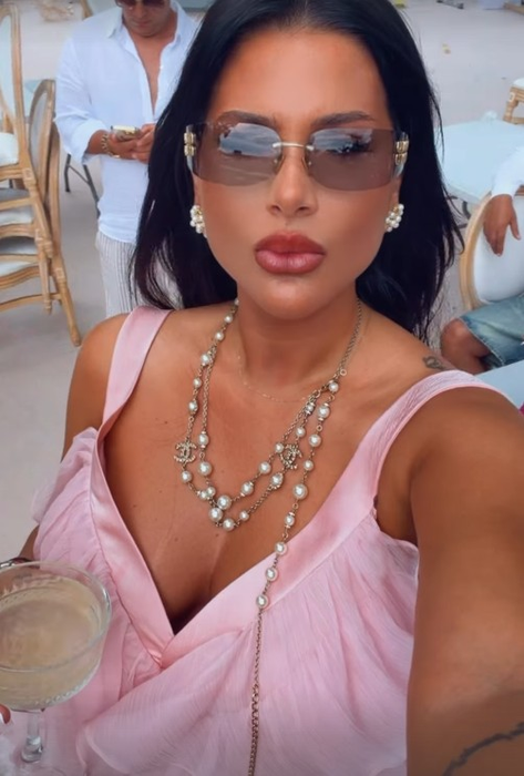 Roxana Dobre, ținută specială de nașă. Cum s-a îmbrăcat soția lui Florin Salam