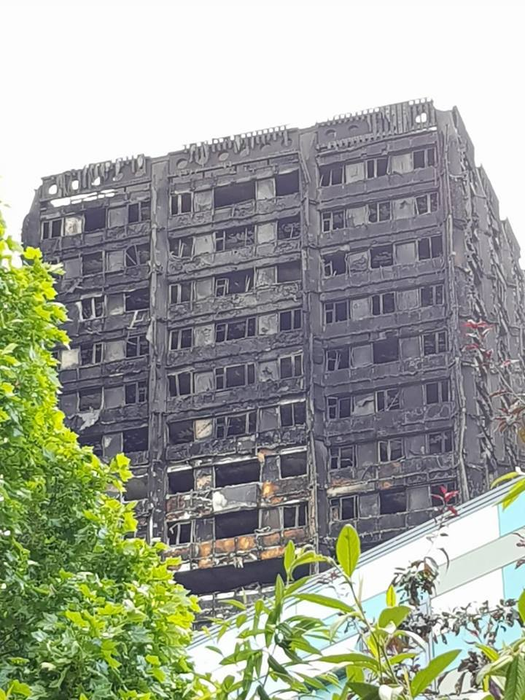 Pompierii au stins incendiul după o zi
