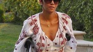 Vedetele de la Hollywood au facut o obsesie pentru o ie romaneasca! Halle, Moss, Hathaway si Katie Holmes imbraca aceeasi bluza