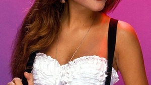 Poate ca a salvat-o clopotelul, dar timpul n-a crutat-o! Uite cum arata Tiffani Thiessen la 12 ani dupa "Beverly Hills"!