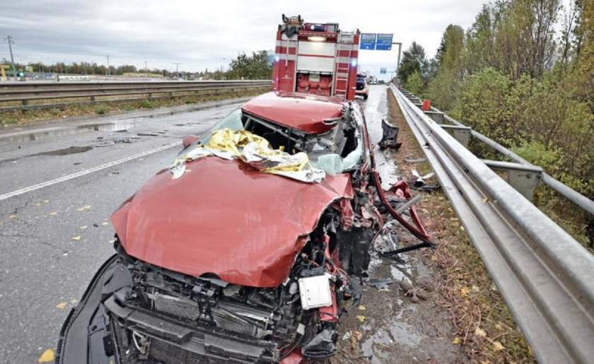 Două românce, în stare critică după un accident cumplit produs în Italia! Mașina în care se aflau s-a izbit de un TIR