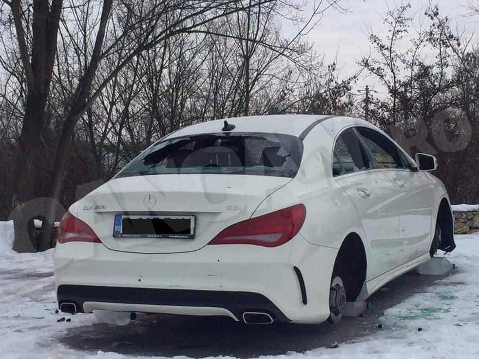 E incredibil cum a fost lăsat acest Mercedes, după ce a fost prădat de hoţi! În locul roţilor au apărut bidoane cu apă îngheţată