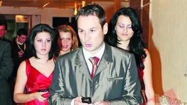 Negoita sta cu fanionul Rapidului pe birou