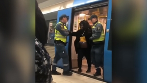 Scene incredibile la metrou. O femeie gravidă a fost luată pe sus de agenții de pază | VIDEO