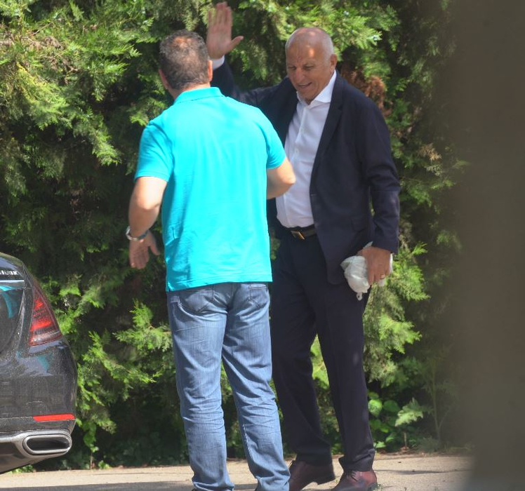 "Nea Costel Milionarul" a încasat un "pachet" în parcare