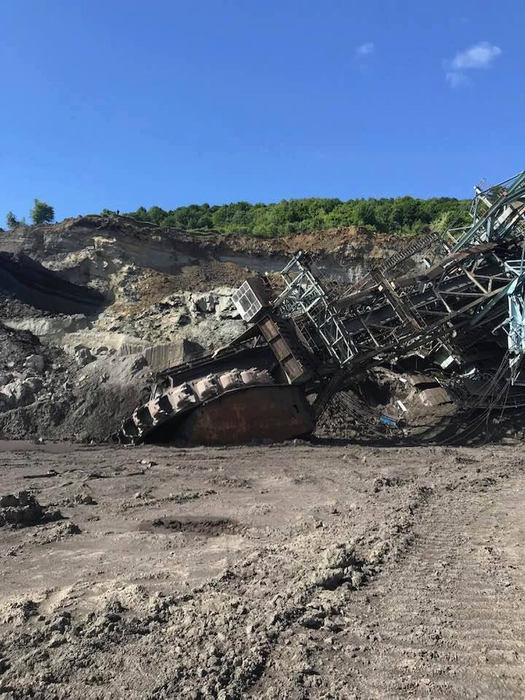 Excavatorul a fost distrus în urma alunecării de teren