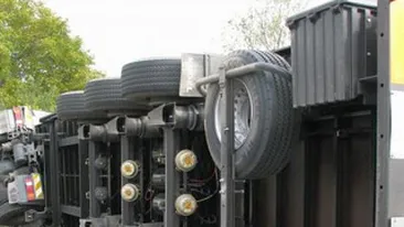 Soferul a adormit la volan, iar TIR-ul pe care il conducea a intrat intr-o casa