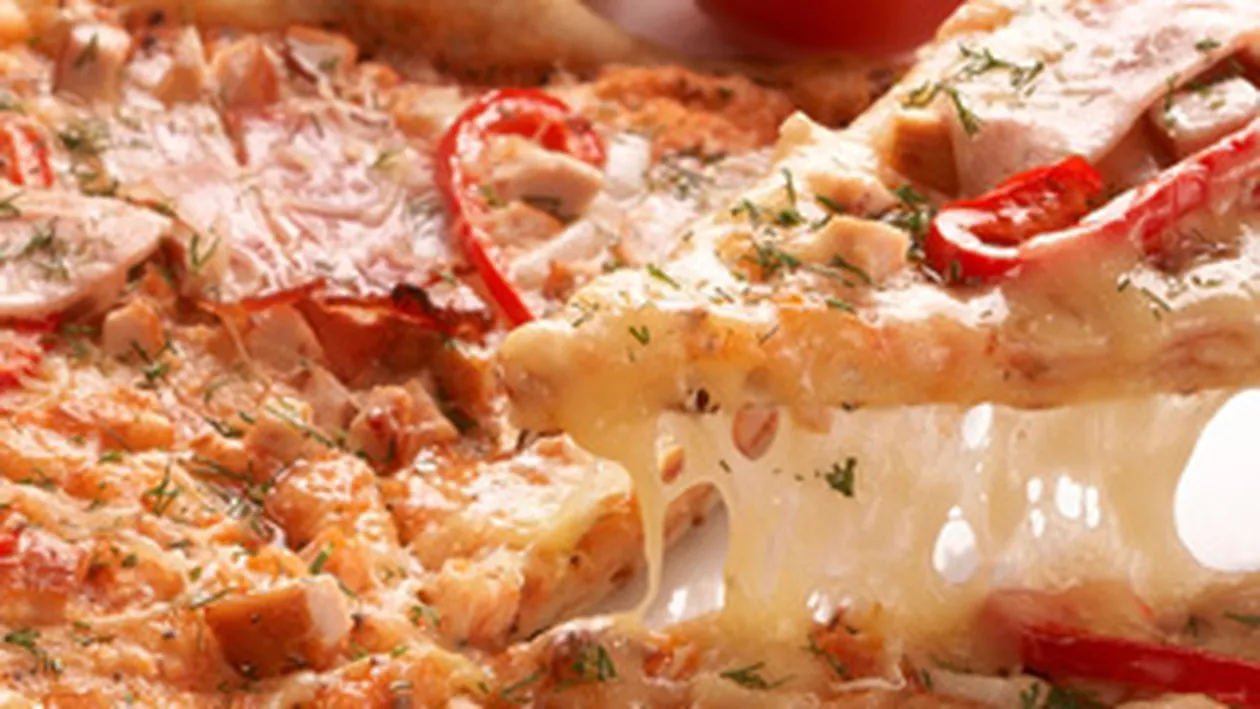 Pizza cu topping de lacuste! Ai manca asa ceva?