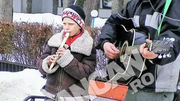 Incredibila poveste a pustiului din Arges care a facut sa lacrimeze o sala intreaga la concursul Romanii au talent! Canta pe strada ca sa-si hraneasca fratii