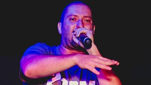 Cheloo si-a lasat fanii cu gura cascata. A aparut cu o rana imensa la un concert!