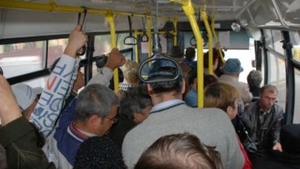 Întâmplare halucinantă într-un autobuz aglomerat din Iași! O femeie a fost deranjată de „ceva” din pantalonii unui bărbat: „După încă două stații și câteva frânări...”
