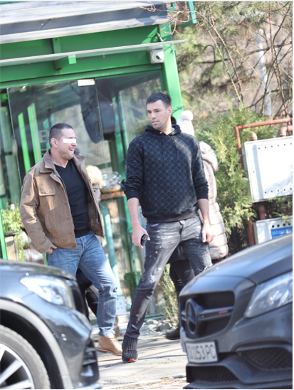 Zed și amicul lui părăsesc restaurantul (Foto: CANCAN.RO)