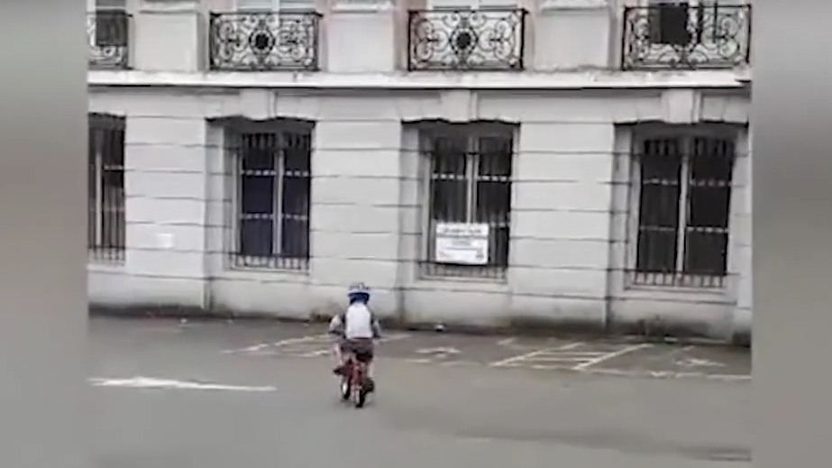 Si-a scos baietelul de 5 ani la plimbare cu bicicleta si a inlemnit. E horror ce apare in fata lui VIDEO