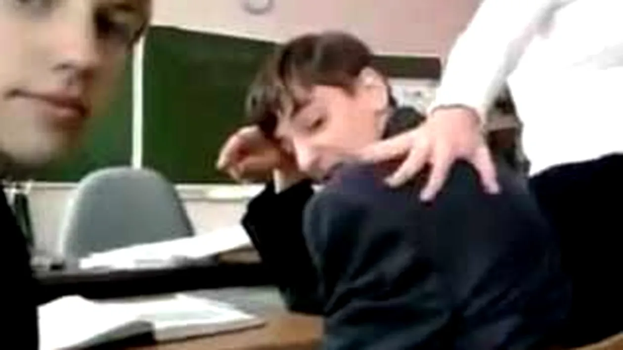 VIDEO O profesoara rusoaica blonda isi maseaza elevii in timpul orelor!