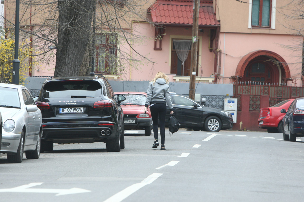 Valentina se îndreaptă spre salonul Mihaelei, fosta doamnă Borcea