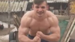 El este ”ARNOLD de la ţară”! Se antrenează în curtea casei şi ţine un ”regim” inedit