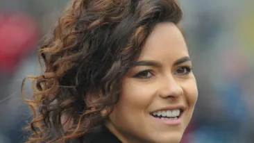 Inna si-a innebunit admiratorii! S-a pozat fara sutien si a urcat imaginea pe Facebook