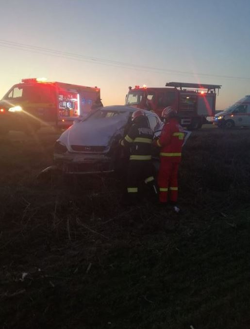 8 oameni și-au văzut moartea cu ochii, după ce mașinile în care erau au fost implicate în două accidente pe un drum din Ialomița, Unul dintre autoturisme s-a răsturnat pe câmp