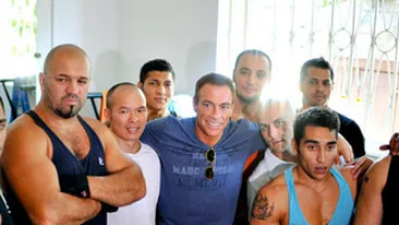 Jean Claude Van Damme a fost in vizita la Penitenciarul Jilava! A dat autografe puscariasilor