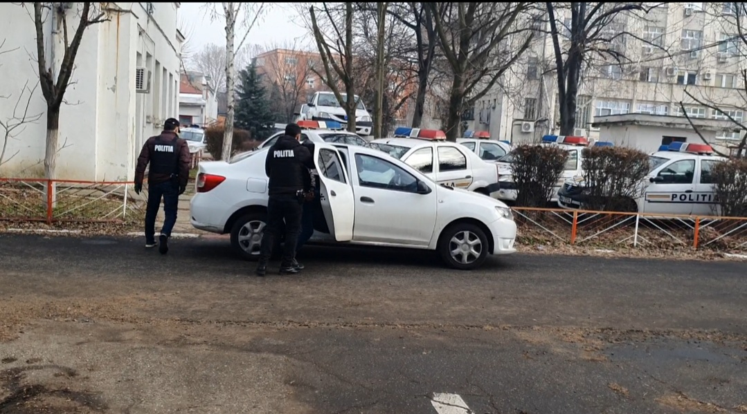 Polițiștii craioveni i-au prins pe bărbații care au furat bijuterii de 475.000 de lei: “Au avut un plan bine pus la punct” | VIDEO
