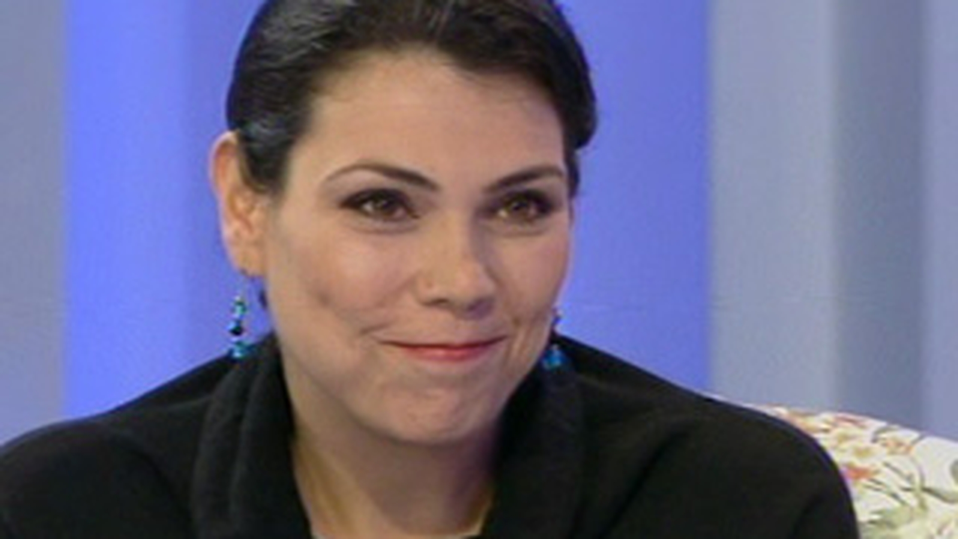 In sfarsit! Ioana Tufar si-a facut pedichiura: "Dau cu peria ca sa scap de crapaturi si am mai multe straturi de oja ca n-am bani de acetona"! Uite cum ii arata picioarele dupa ce si le-a curatat!