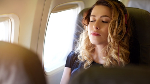 O femeie a adormit în avion, iar când s-a trezit, a crezut că nu vede bine. Ce a descoperit pasagera