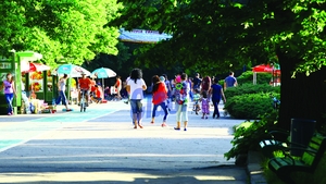 Imagini de colectie! Uite cum se joaca Andra cu copilul ei prin parc!
