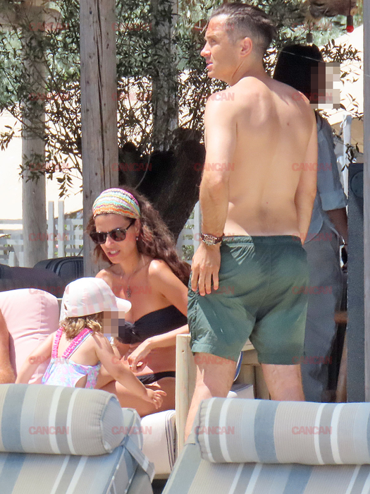 Alice Peneacă și fiica ei, pe plajă