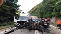 Trafic blocat pe Valea Oltului la Câineni, după un accident cu doi răniţi, între care un copil