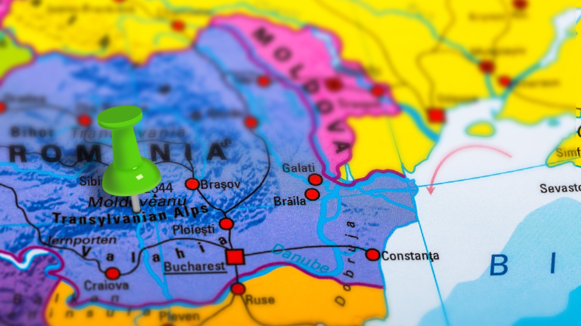 Orașele din România unde se câștigă cele mai mari salarii. Câți bani încasează angajații, în funcție de domeniu
