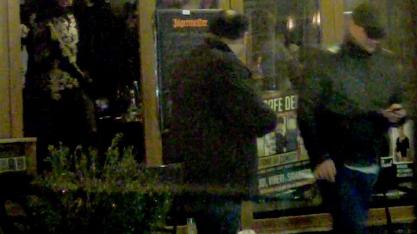 A plecat „ravasit” de la petrecerea cu colegii si a dat iama in shaorma! Imagini surprinzatoare cu Serban Huidu la 1 noaptea